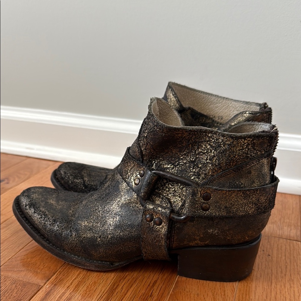 Freebird Gold Ankle Moto boots. Women’s 9M